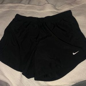 NIKE SHORTS (Y)